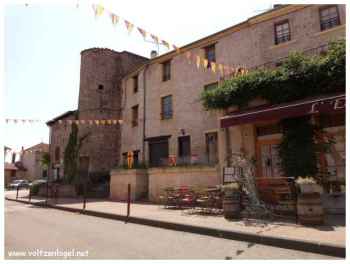 Maisons à pans de bois restaurées depuis les années 1960 à Saint-Haon-le-Châtel.