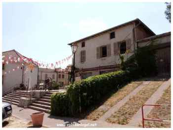 Église romane du XIIe siècle créant une toile historique à Saint-Haon-le-Châtel.