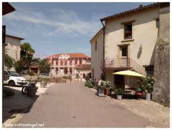 Ruelles médiévales révélant les trésors cachés du bourg.