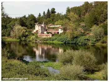 Vues panoramiques depuis le château médiéval, plongée dans l'histoire du XIIe siècle.