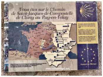 Atmosphère médiévale vibrante, Saint-Haon-le-Châtel comme lieu culturel animé.