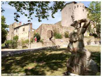 Village de Saint-Haon-le-Châtel offrant une retraite sereine avec nature préservée.