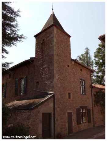 Château médiéval du XIIe siècle à Saint-Haon-le-Châtel, gardien du temps.