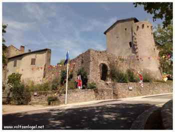 Château féodal et église romane dévoilant des trésors architecturaux à Saint-Haon-le-Châtel.