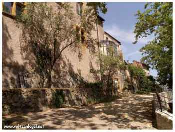 Tours rondes du XIVe siècle et manoirs restaurés à Saint-Haon-le-Châtel.