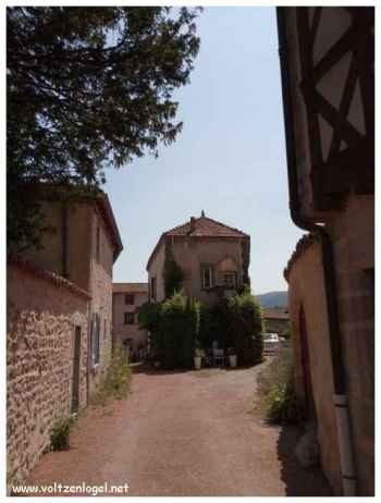 Remparts imposants et tours médiévales du XIVe siècle à Saint-Haon-le-Châtel.