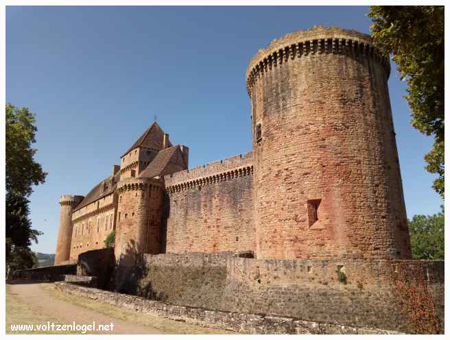 La forteresse médiévale bâtie en pierre rouge