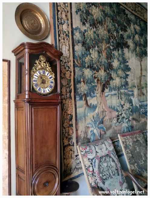 Un tapis mural et un meuble avec une horloge