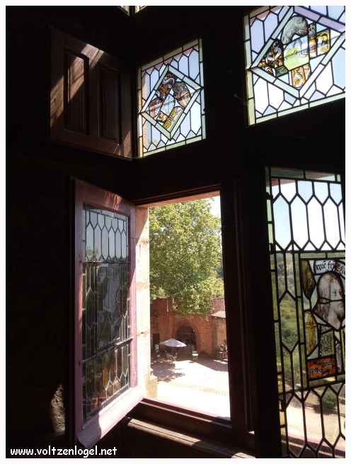 Fenêtre avec vitraux au château de Castelnau-Bretenoux