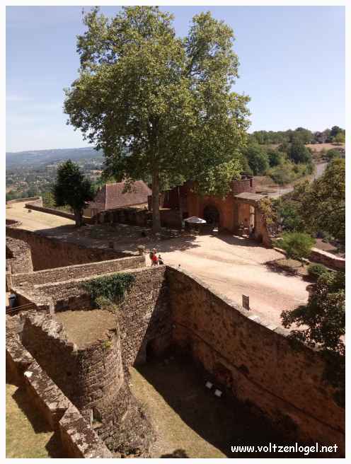 Le fossé et les remparts du château de Castelnau-Bretenoux