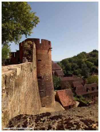 Le château domine la vallée de la Dordogne