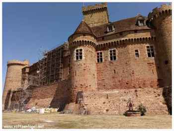 Le château de Castelnau-Bretenoux situé à Prudhomat
