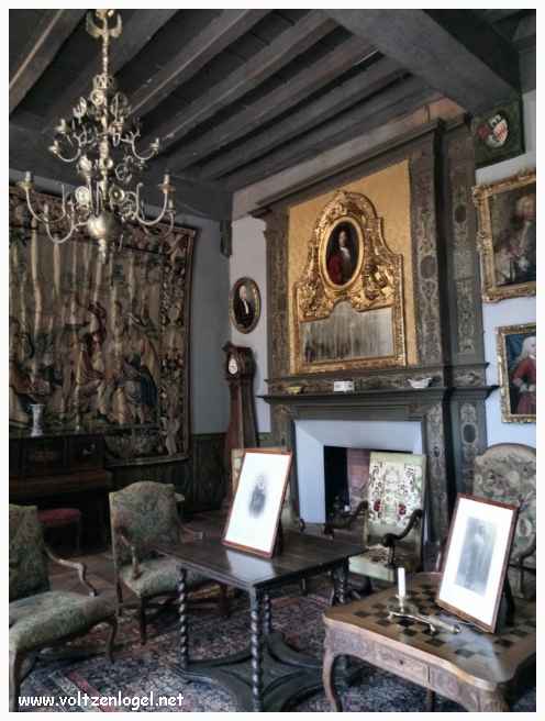 Château avec collections de meubles et d'objets d'art du Moyen-âge