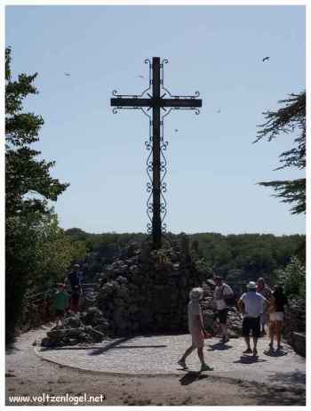 Un chemin de croix conduit au château et à la croix de Jérusalem