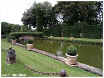 Autour du Manoir du XVIIe siècle, le jardin français