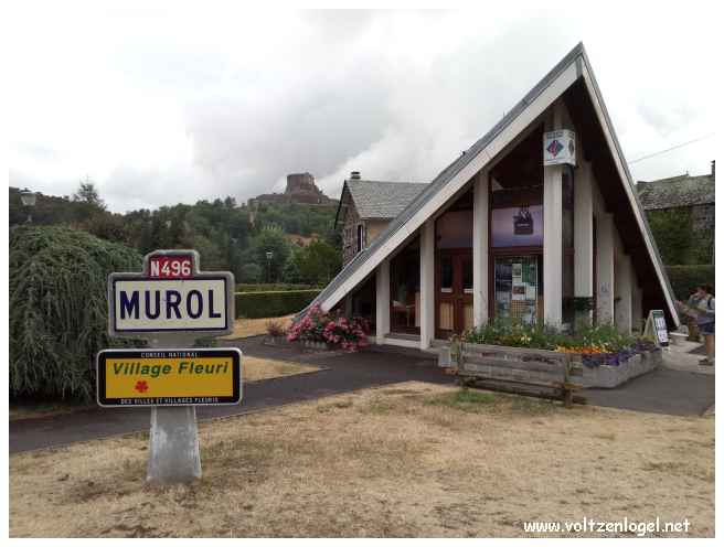 La forteresse de Murol, le village de Murol