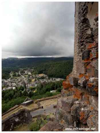 Château de Murol en Auvergne. Le meilleur de Murol, le village médiéval, le château-fort