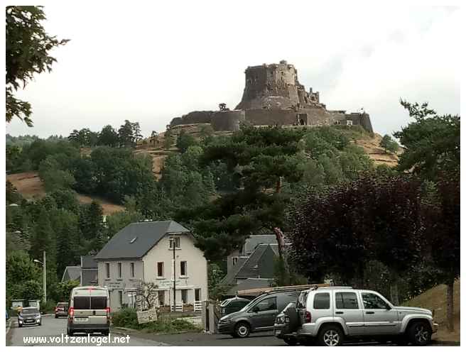 Le château de Murol un monument spectaculaires du Massif Central