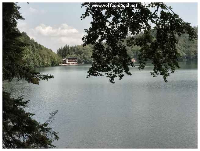 Le tour du lac Pavin permet de découvrir de superbes paysages