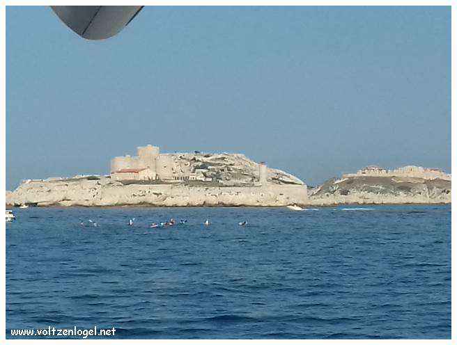 Balade en bateau à travers les calanques de Marseille, entre nature sauvage et histoire captivante.