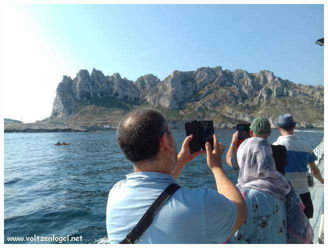Balade en bateau à travers les calanques de Marseille, entre nature sauvage et histoire captivante.