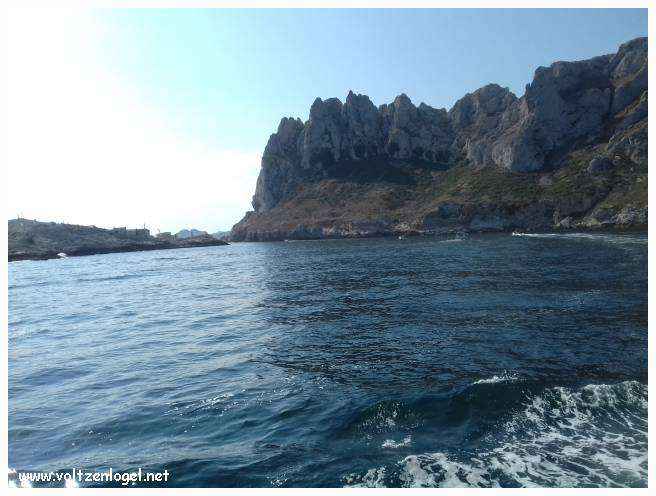 Balade en bateau à travers les calanques de Marseille, entre nature sauvage et histoire captivante.