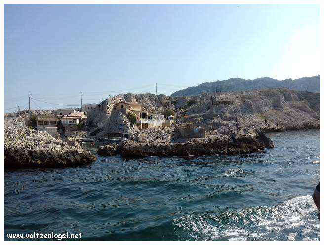 Balade en bateau à travers les calanques de Marseille, entre nature sauvage et histoire captivante.