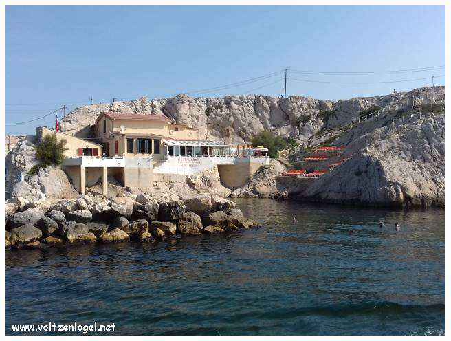 Balade en bateau à travers les calanques de Marseille, entre nature sauvage et histoire captivante.