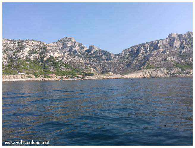 Balade en bateau à travers les calanques de Marseille, entre nature sauvage et histoire captivante.