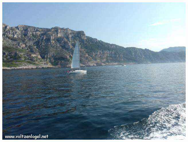 Balade en bateau à travers les calanques de Marseille, entre nature sauvage et histoire captivante.
