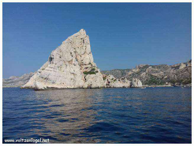 Balade en bateau à travers les calanques de Marseille, entre nature sauvage et histoire captivante.
