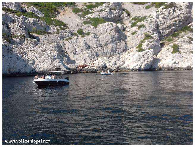 Balade en bateau à travers les calanques de Marseille, entre nature sauvage et histoire captivante.