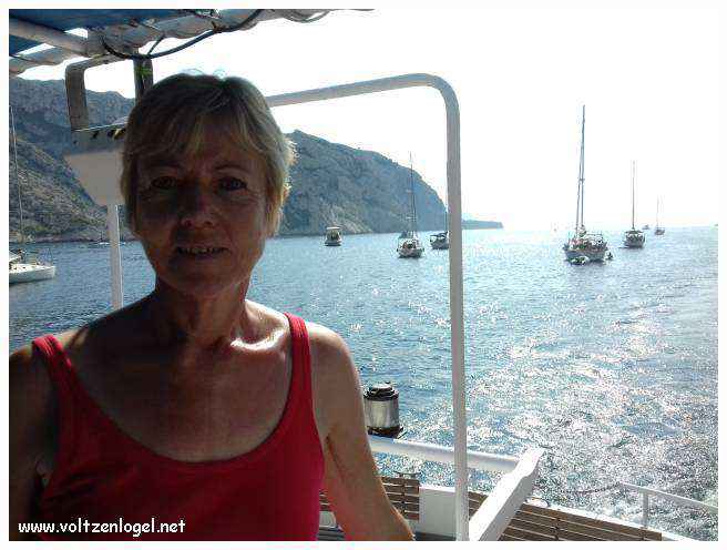 Balade en bateau à travers les calanques de Marseille, entre nature sauvage et histoire captivante.