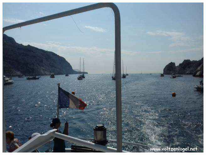 Balade en bateau à travers les calanques de Marseille, entre nature sauvage et histoire captivante.