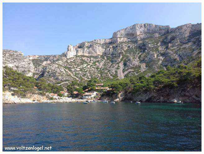 Balade en bateau à travers les calanques de Marseille, entre nature sauvage et histoire captivante.