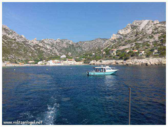Balade en bateau à travers les calanques de Marseille, entre nature sauvage et histoire captivante.