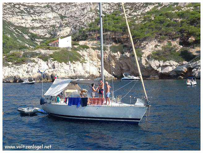 Balade en bateau à travers les calanques de Marseille, entre nature sauvage et histoire captivante.
