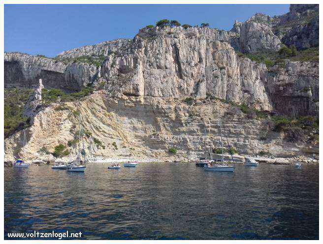 Balade en bateau à travers les calanques de Marseille, entre nature sauvage et histoire captivante.
