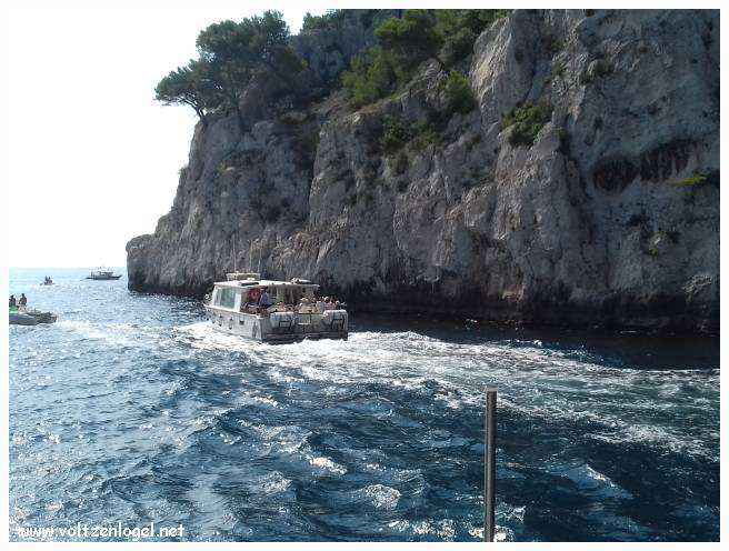 Balade en bateau à travers les calanques de Marseille, entre nature sauvage et histoire captivante.