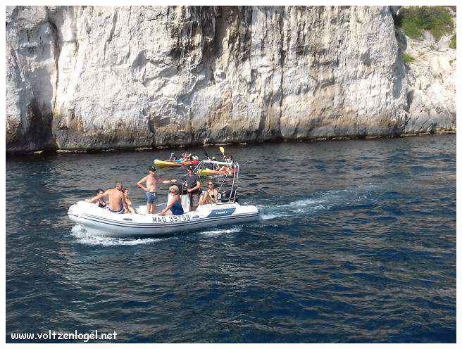 Balade en bateau à travers les calanques de Marseille, entre nature sauvage et histoire captivante.