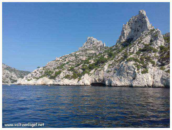 Balade en bateau à travers les calanques de Marseille, entre nature sauvage et histoire captivante.