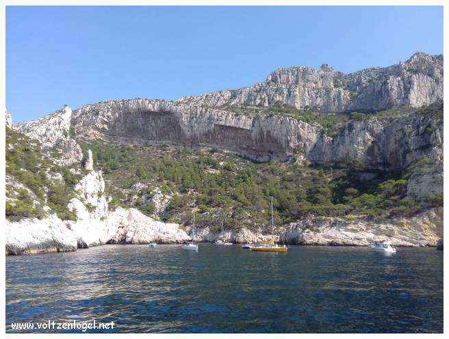Balade en bateau à travers les calanques de Marseille, entre nature sauvage et histoire captivante.