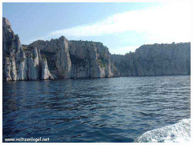 Balade en bateau à travers les calanques de Marseille, entre nature sauvage et histoire captivante.