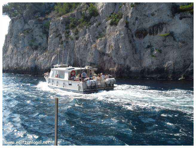 Balade en bateau à travers les calanques de Marseille, entre nature sauvage et histoire captivante.