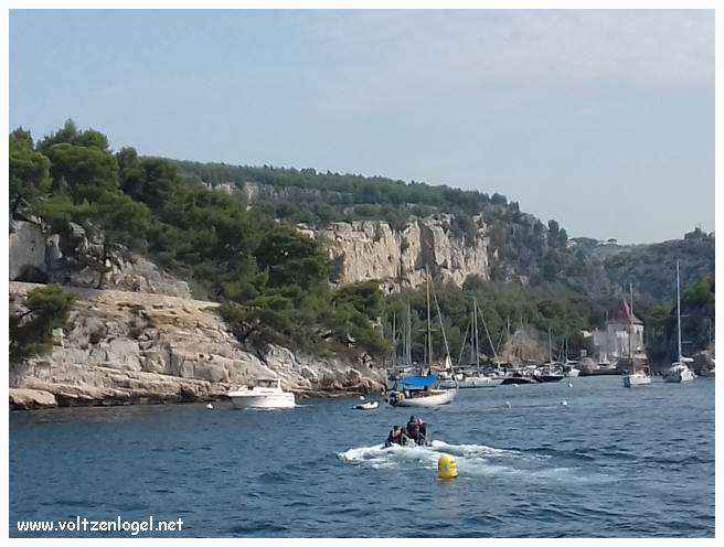 Balade en bateau à travers les calanques de Marseille, entre nature sauvage et histoire captivante.