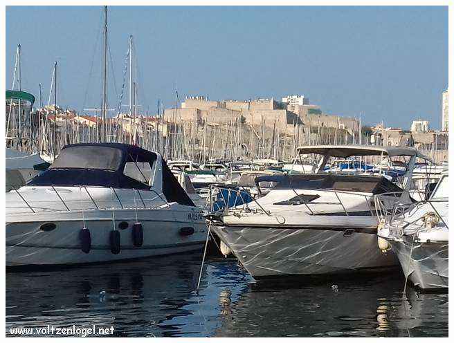 Balade en bateau à travers les calanques de Marseille, entre nature sauvage et histoire captivante.