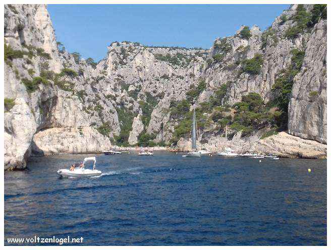 Balade en bateau à travers les calanques de Marseille, entre nature sauvage et histoire captivante.