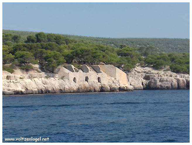 Balade en bateau à travers les calanques de Marseille, entre nature sauvage et histoire captivante.