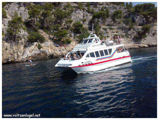 Balade en bateau à travers les calanques de Marseille, entre nature sauvage et histoire captivante.
