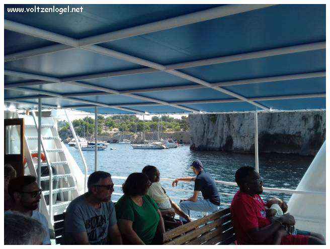 Balade en bateau à travers les calanques de Marseille, entre nature sauvage et histoire captivante.